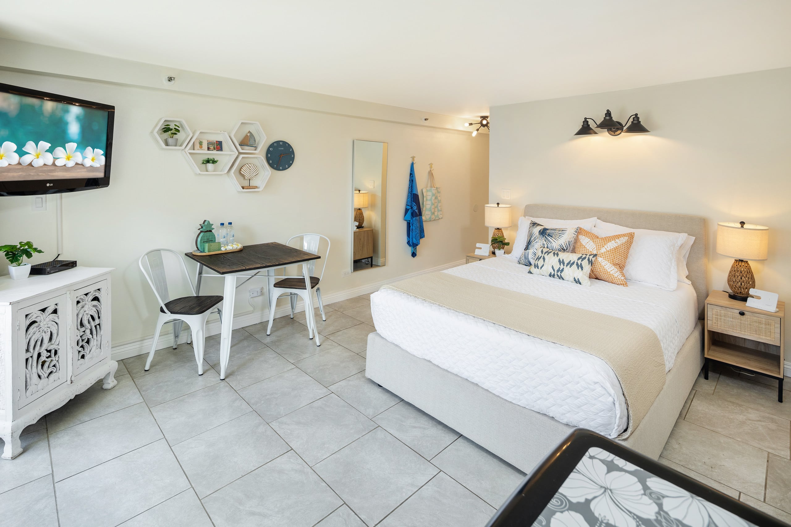 Condo in Honolulu · ★4.93 · Studio · 1 bed · 1 private bath - Image 2
