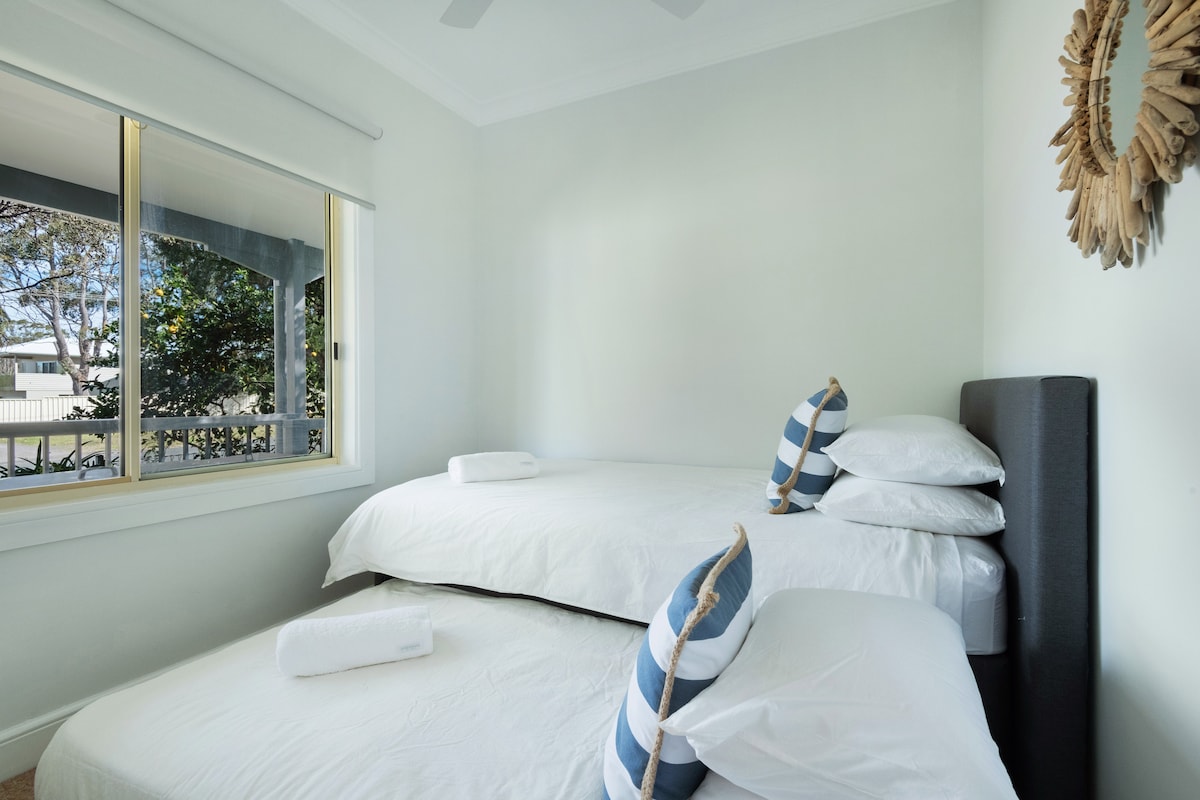 3rd bedroom: option 2 (2x king single beds)