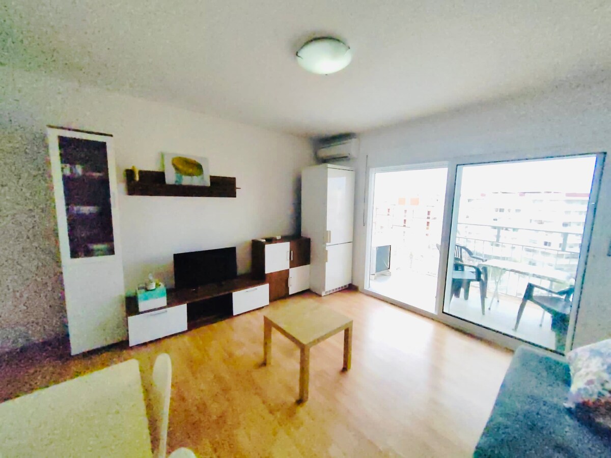 Funkčný nábytok.
Chladnička, televízor.
dobrý priestor na užívanie.