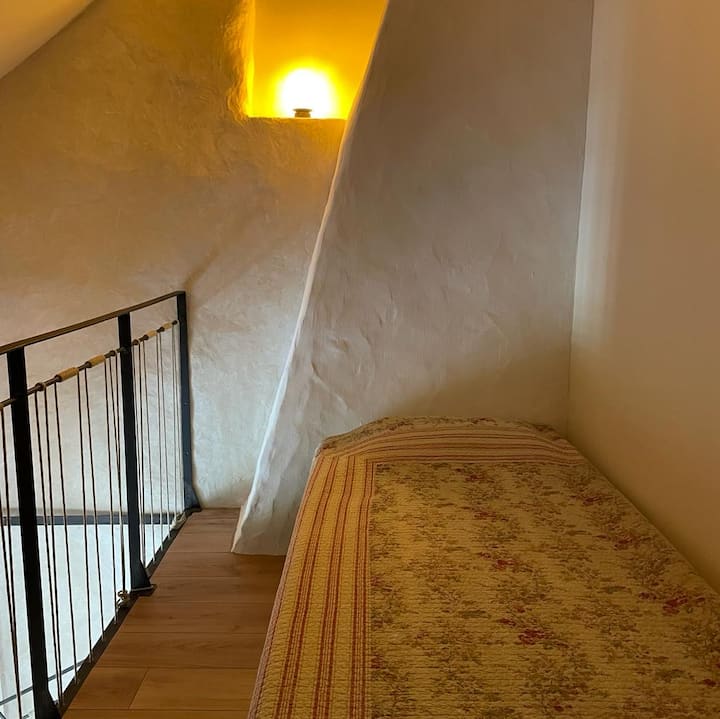 เตียงเดี่ยวบนชั้นลอย