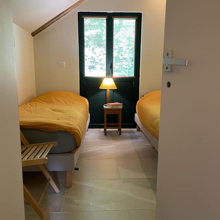 ห้องพักชั้นล่างพร้อมเตียงเดี่ยว 2 เตียง