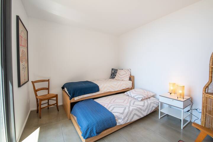 Спалня с 2 легла и тераса с достъп до R+1. Двете легла могат да бъдат монтирани на едно и също ниво.