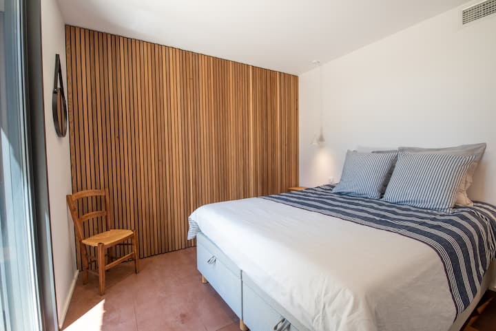 Спалня със самостоятелна баня (зад преградата) на приземния етаж