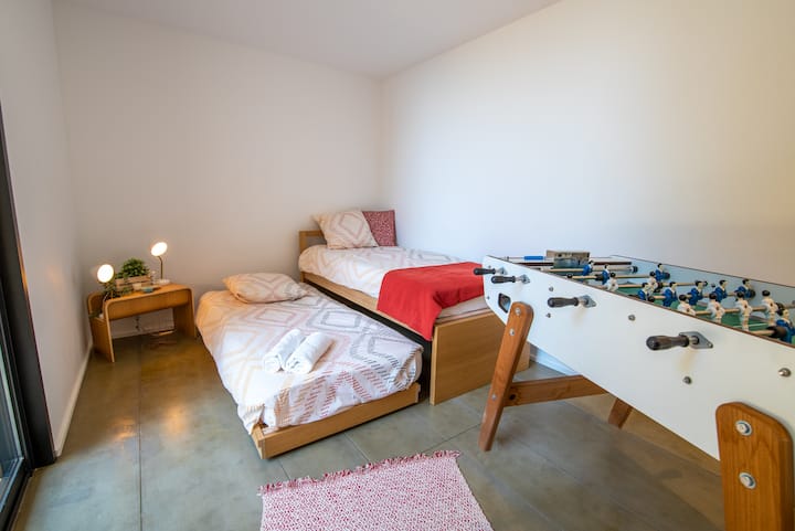 Спалня с 2 легла и самостоятелна тераса и маса за джаги. Двете легла могат да бъдат монтирани на едно и също ниво.