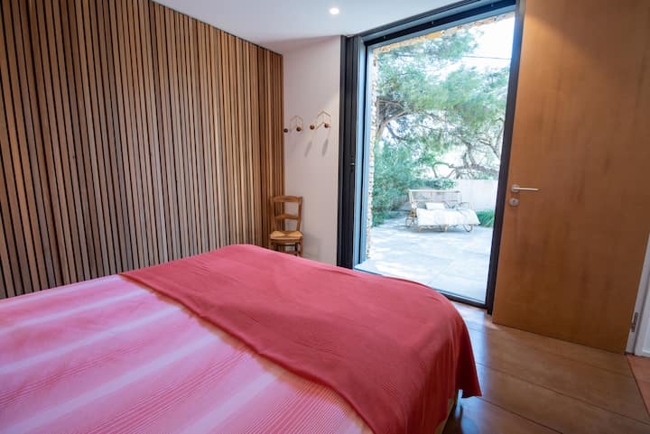 Двойна спалня със самостоятелен санитарен възел и достъп до тераса на приземния етаж