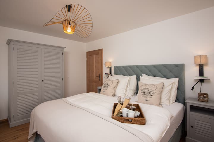 Საძინებელი თანამედროვე ქანთრის სტილში, დიდი ზომის ზამბარიანი საწოლით (სიგანით 180 სმ), ასევე, მატრასებითა და სასტუმროს ხარისხის ზედაპირით.
Თეთრეული ნამდვილი თეთრეულისგანაა დამზადებული და, შესაბამისად, საოცრად რბილი და მყუდროა.
Დიდი გარდერობი ოთახში.