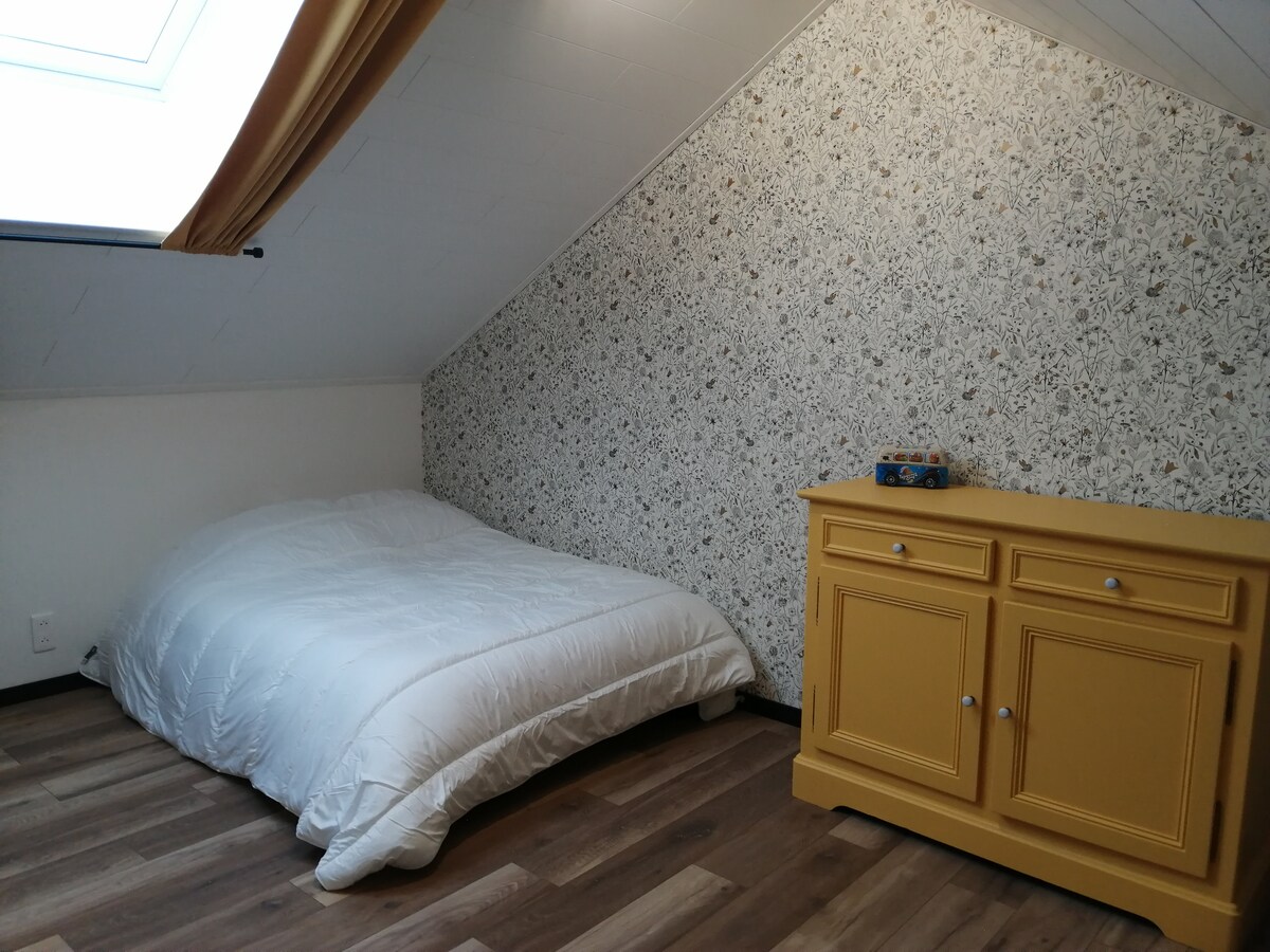 Habitación en altillo en el segundo piso - cama de 140x190+ cama 2 camas de 90x200