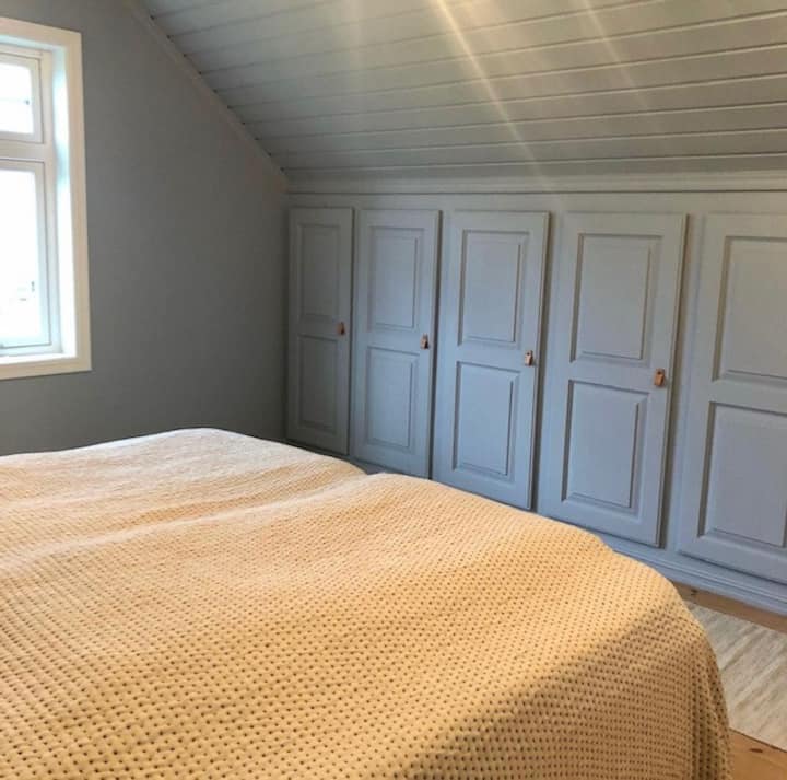 Dormitorio principal con cama de 180 cm. Ventana frente a Lifjell y campo.