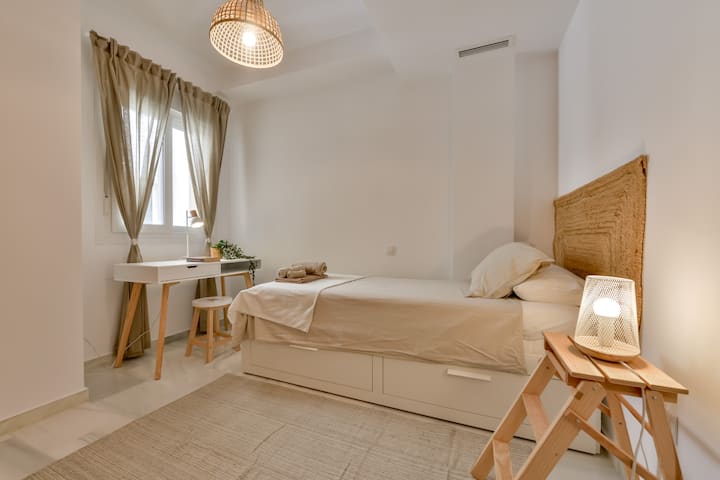 Guest bedroom 2: Trundle bed with two mattresses (90 x 190 cm) and desk