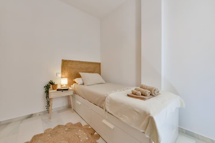 Guest bedroom 1: Trundle bed with two mattresses (90 x 190 cm).