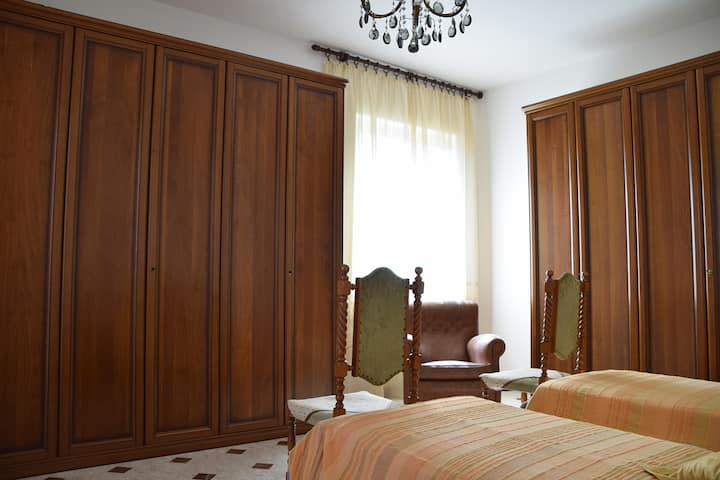 Veľká izba s priamym prístupom na terasu so samostatnými posteľami a dvoma veľkými šatníkmi.