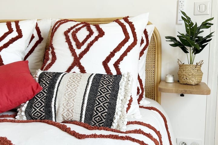 Luxusná posteľná bielizeň a vankúše od renomovanej francúzskej značky. Dvojitá USB zásuvka pod posteľnou bielizňou. Ultra tichý stropný ventilátor s diaľkovým ovládaním a programovateľným časovačom pre optimálne pohodlie.