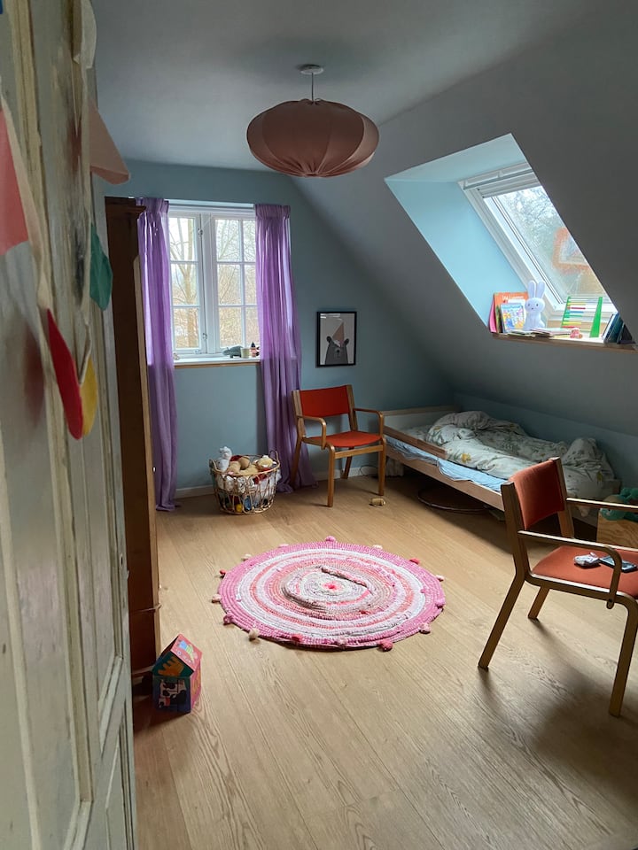 غرفة الأطفال بسرير أطفال وسرير صغير 