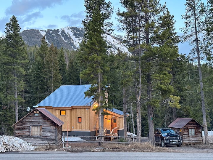 New Home 4 Miles To Yellowstone Houses for Rent in Cooke City
