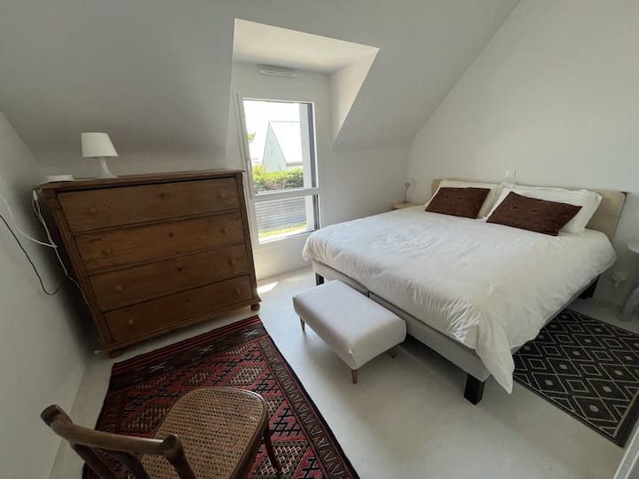 Spavaća soba 2 „South” s pogledom na bazen; bračni krevet (širine 180 cm) ili 2 kreveta širine 90 cm; WC školjka s umivaonikom na prizemlju ili kupaonica 1 u prizemlju.