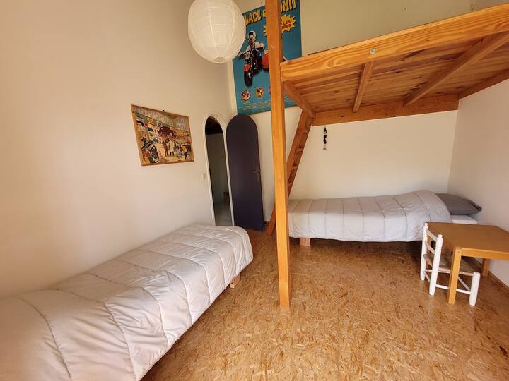 Schlafzimmer 3: zwei Betten in 80 x 200, die nebeneinander angeordnet werden können.