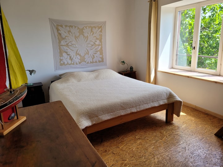 Schlafzimmer 1: ein Bett von 160 x 200 und der Panoramablick.
