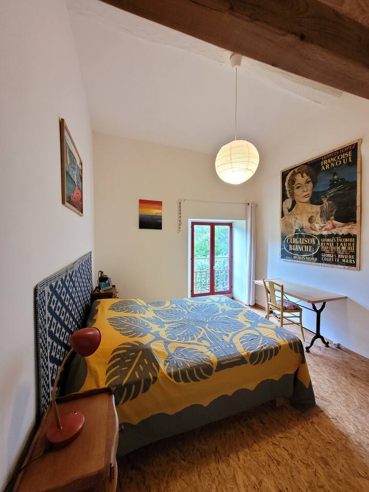 Schlafzimmer 2: ein Bett von 140 x 190 x 190 und ein kleiner Tisch.