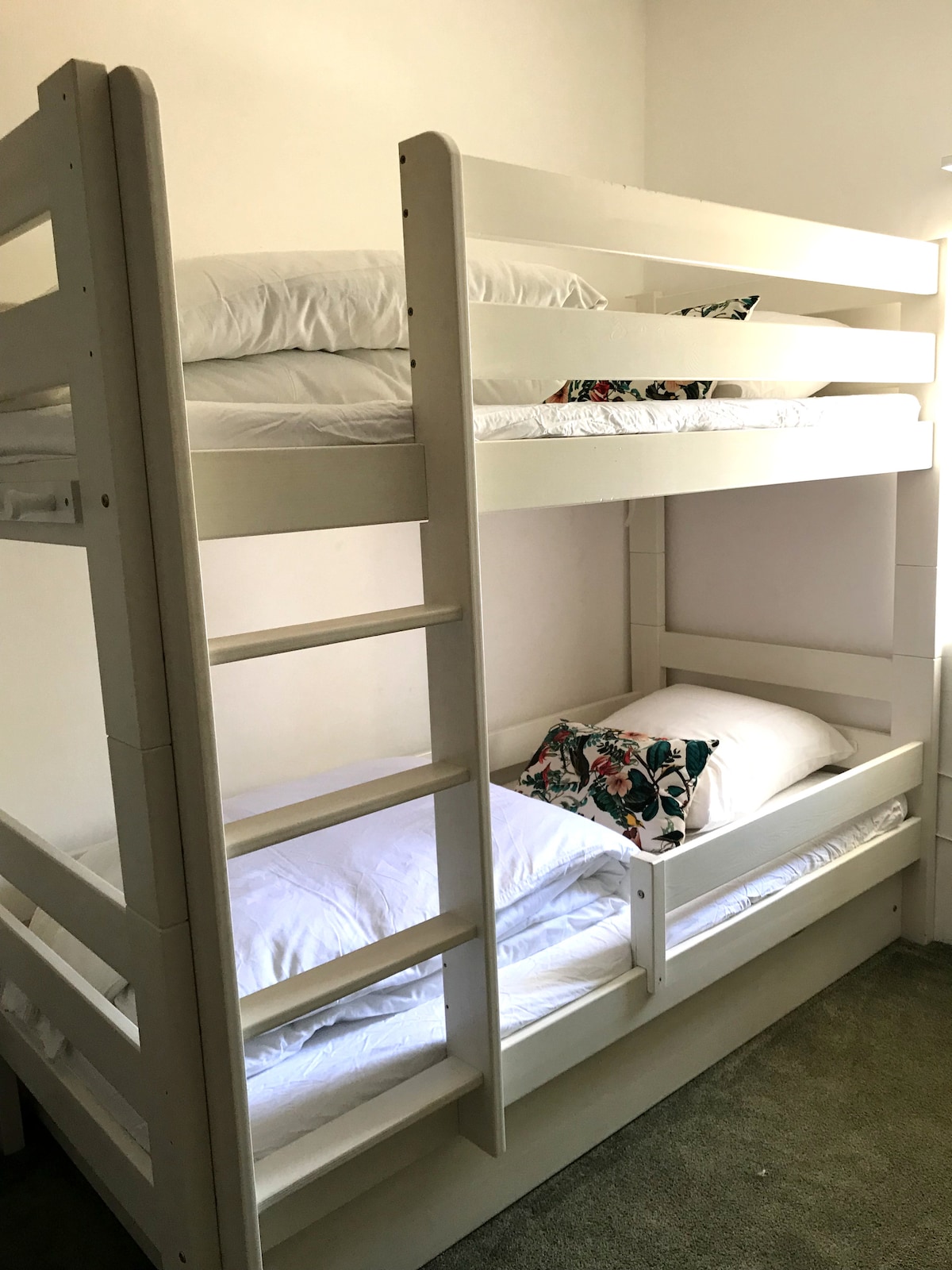 La habitación pequeña, apta para NIÑOS (camas pequeñas para adultos)