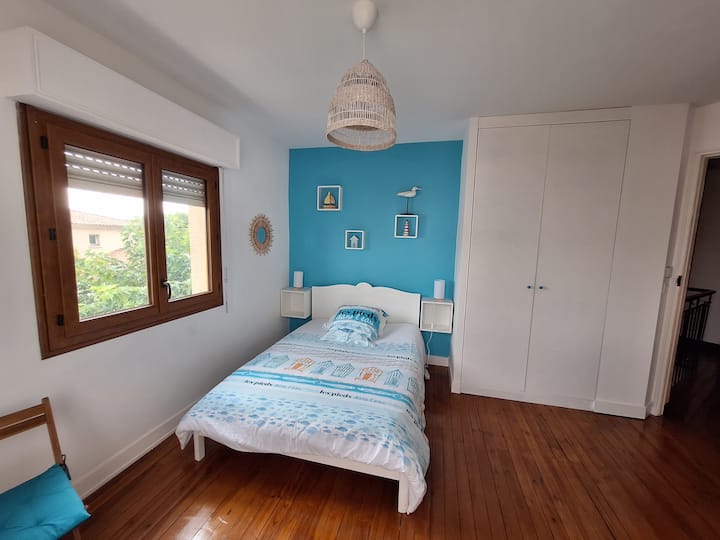 chumba kikubwa cha kulala na kabati ya nguo