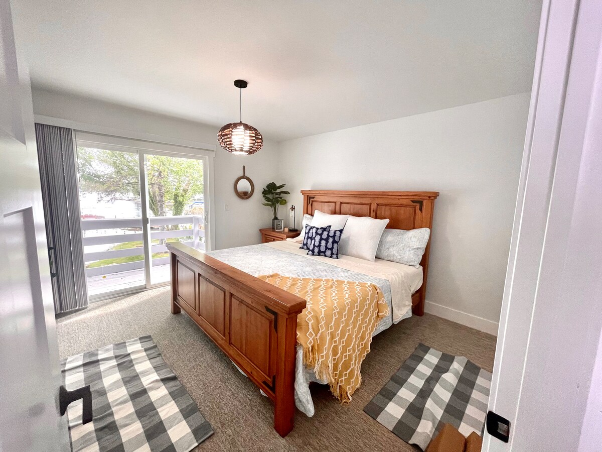 舒适的加大双人床卧室位于二楼，带私人阳台，可俯瞰美丽的湖泊。 