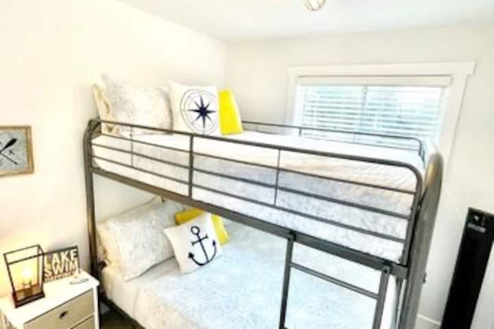 Пълна двуетажна стая, разположена на горния етаж. 