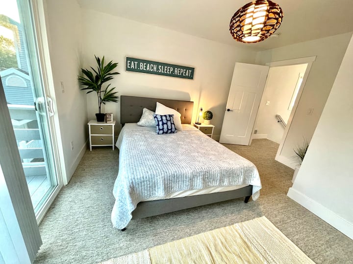 Двойна спалня, разположена на горния етаж със самостоятелен балкон с изглед към предната част на къщата. 