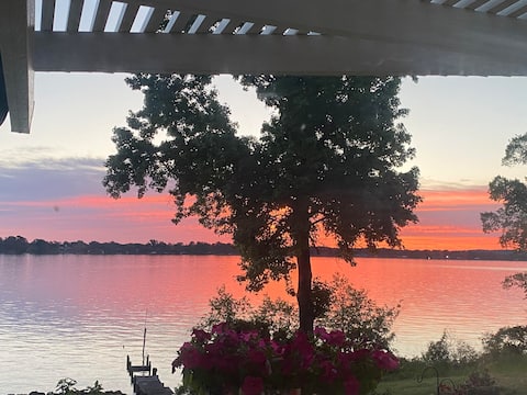 Lake front living at flat Bay Lighthouse!