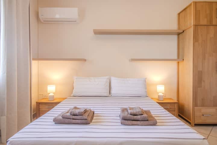 חדר לשלושה עם מיטה זוגית 