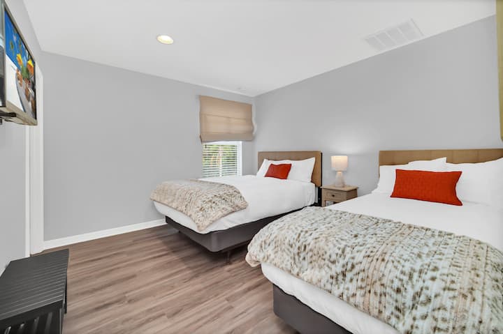 Chumba cha pili chenye kitanda 1 kamili, kitanda 1 pacha, televisheni na bafu la malazi.