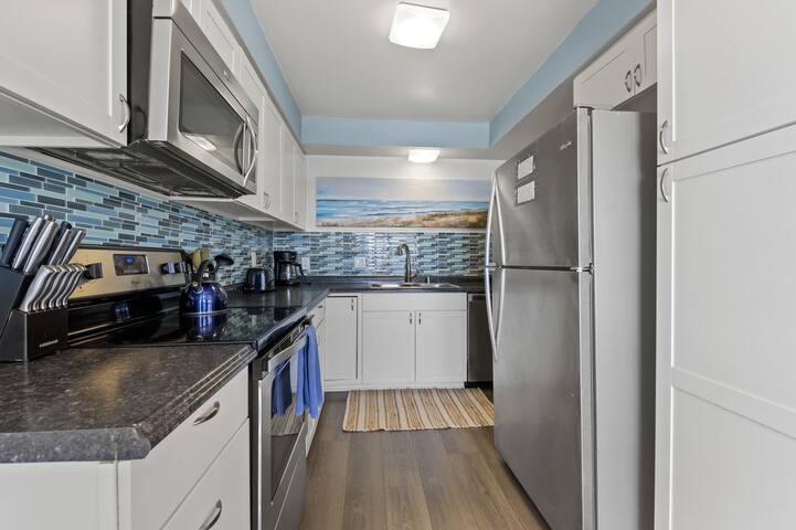 Gorgeous TOP floor Penthouse ON the Bay! #4 gallery image 5