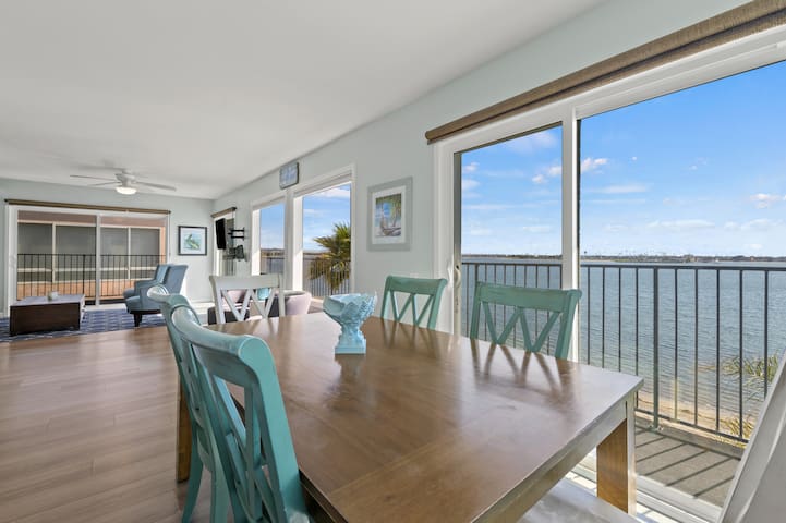 Gorgeous TOP floor Penthouse ON the Bay! #4