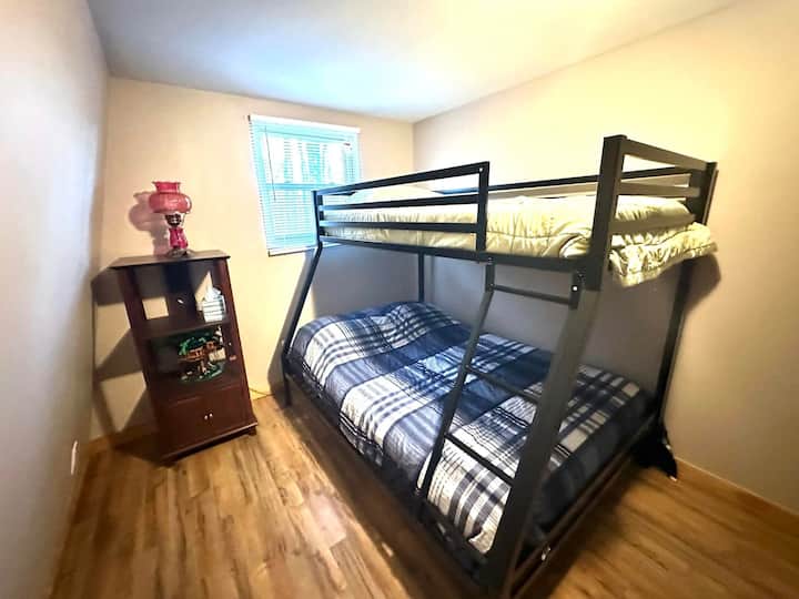 Treća spavaća soba
Na drugom je katu krevet na kat s punim krevetom ili dvostrukim krevetom. Na katu nema klima-uređaja, ali za hladnije noći osigurano je podno grijanje.