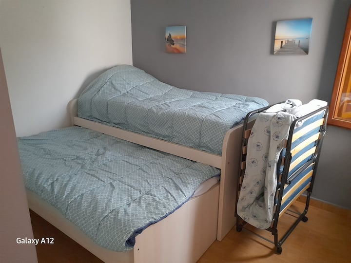 卧室2 ： 2张床90x190和1张折叠床90x190