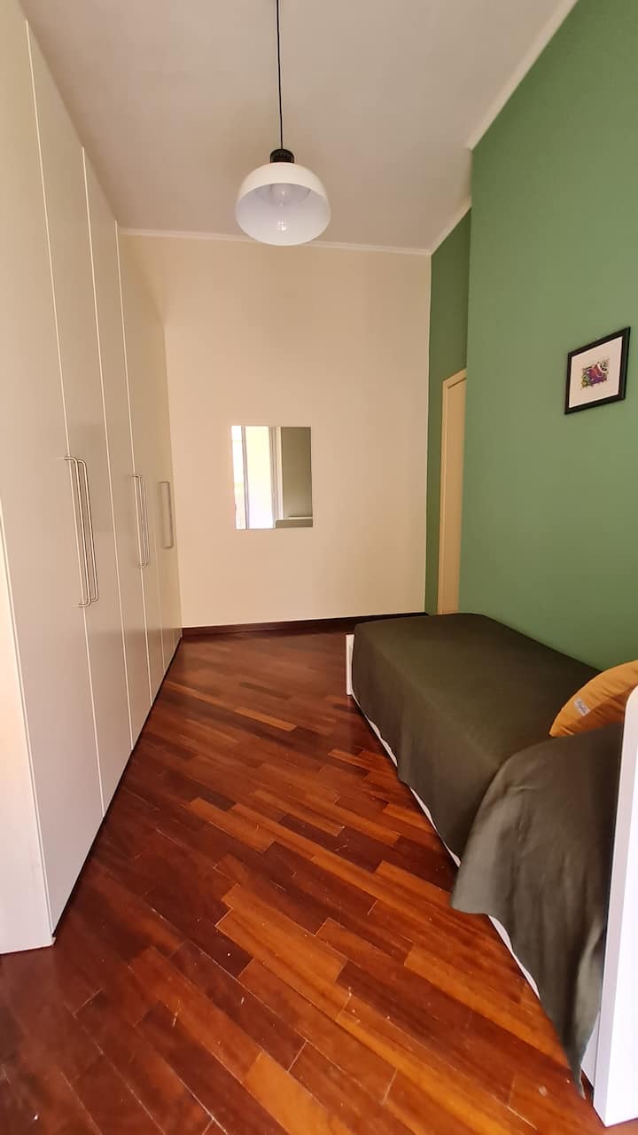 Единечни кревети и голем плакар во соба со балкон.

Соба со еден кревет со широк гардеробер и балкон.

