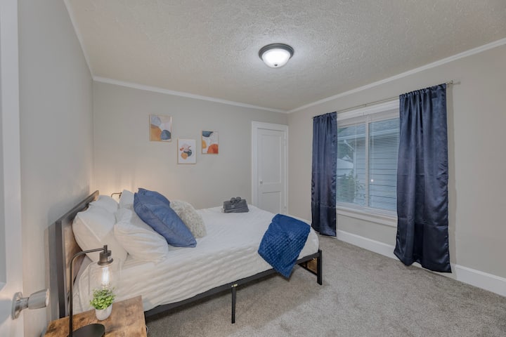 Spálňa 3 s manželskou posteľou Queen.