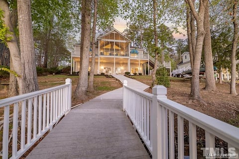 Lake Gaston, Waterfront Home with Boat for Guests