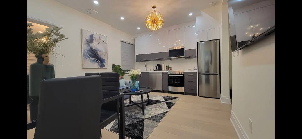 4 Br, 4 Bath w/ 2 free parking gallery image 3