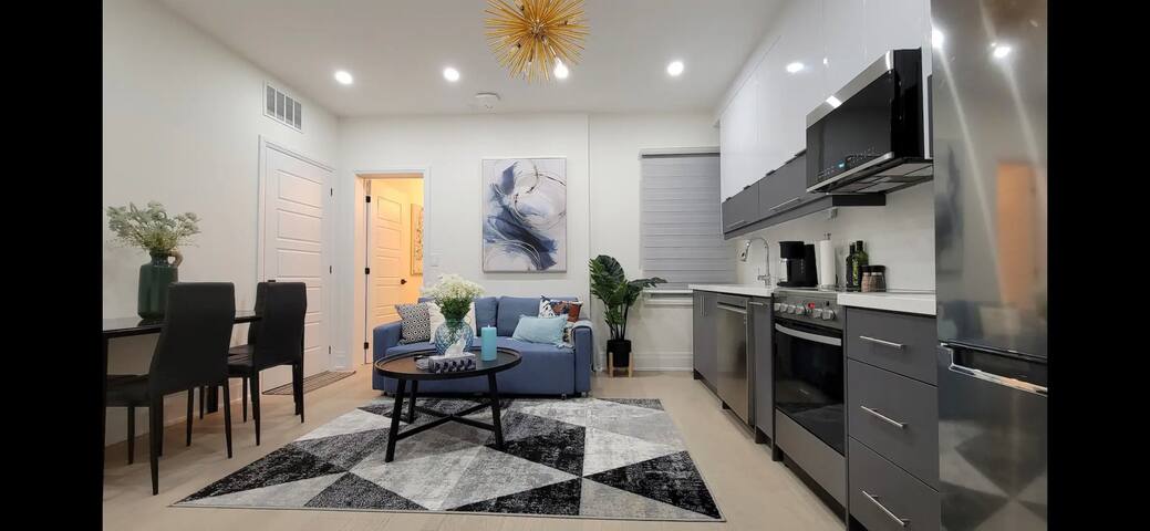 4 Br, 4 Bath w/ 2 free parking gallery image 2