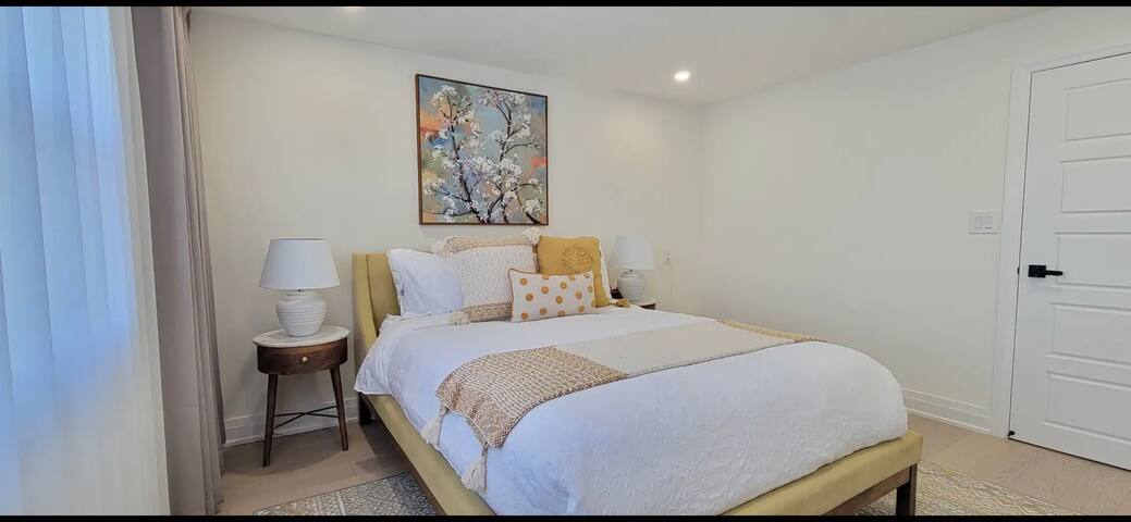 4 Br, 4 Bath w/ 2 free parking gallery image 4