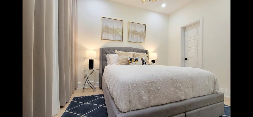 Luxury 4 BR/4 BA/Queen W/Sleeps 12/2 Free Parking