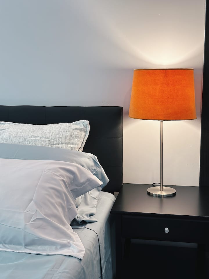 Spálňa s manželskou posteľou King v penzióne 