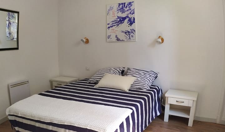 Chambre 2 avec lit en 160 x 200 cm et grand placard - საძინებელი  2 საწოლითა  და დიდი კარადით
