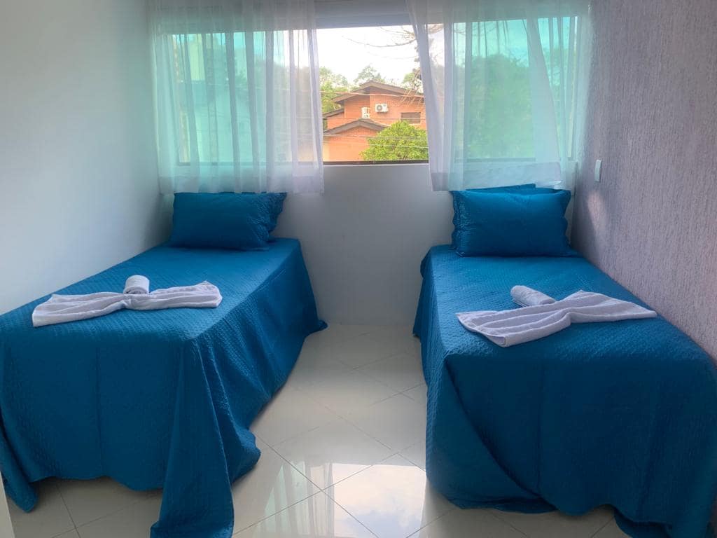 Suita 5
Dy krevate tek me krevat dopio (mund të bashkohesh dhe të bëhesh krevat dopio).
Flenë 3 persona.