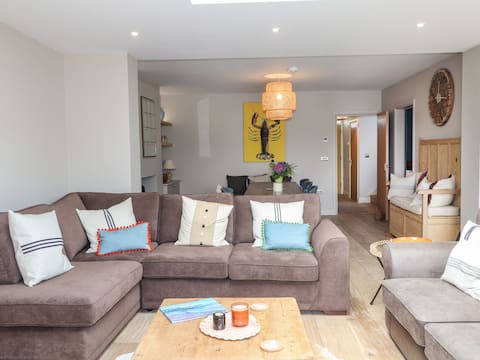 Popular Airbnb listing: Luxury Coastal Getaway- Parrog Road, Newport in Newport