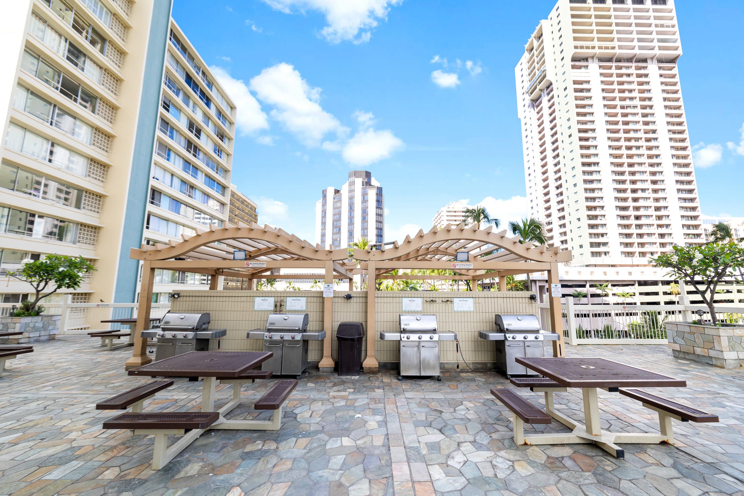 Waikiki Seaside Luxury King Condo with Balcony - Image 31