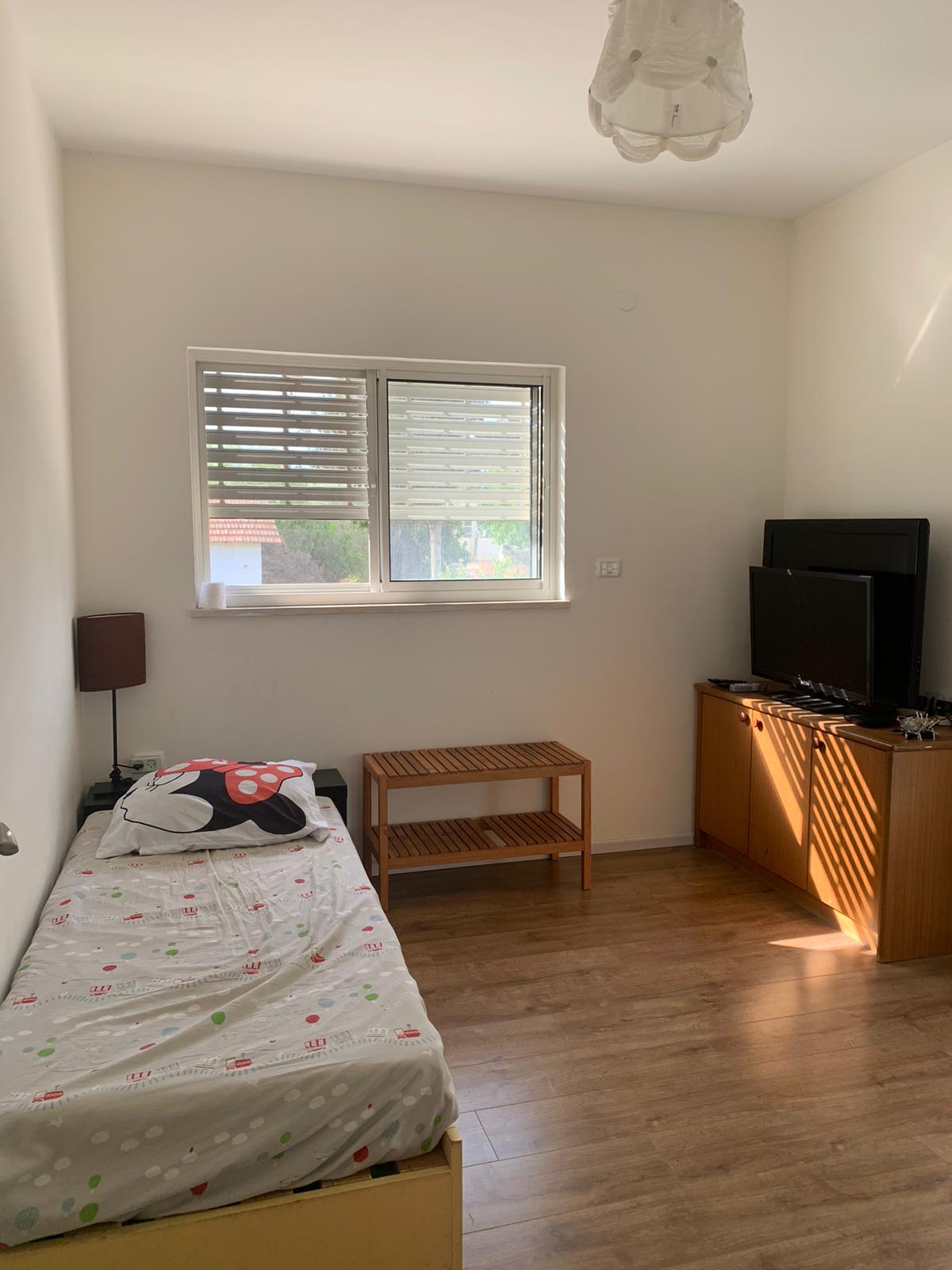 חדר שינה שני: מיטת יחיד עם מזרון נוסף