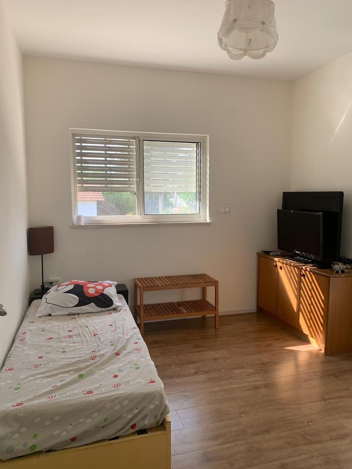 Მეორე საძინებელი: ერთადგილიანი საწოლი დამატებითი ლეიბით