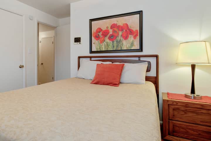 El segundo dormitorio cuenta con una cama tamaño queen y un baño completo a pocos pasos.