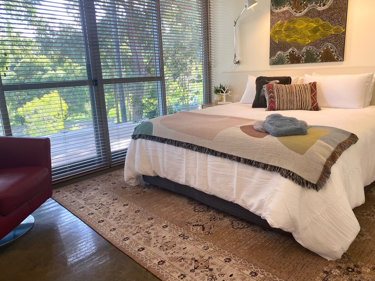 Master bedroom with extremely comfy king bed with Tempura mattress and quality linen. Oh, and an amazing outlook :-)